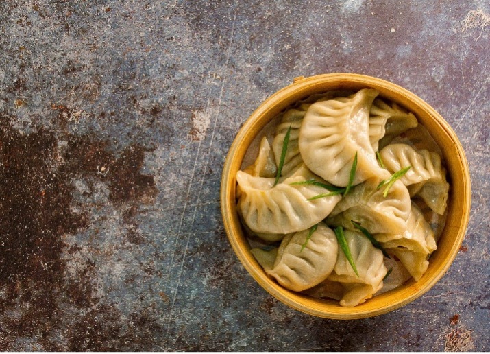 Overhead shot of a bowl of street momos.